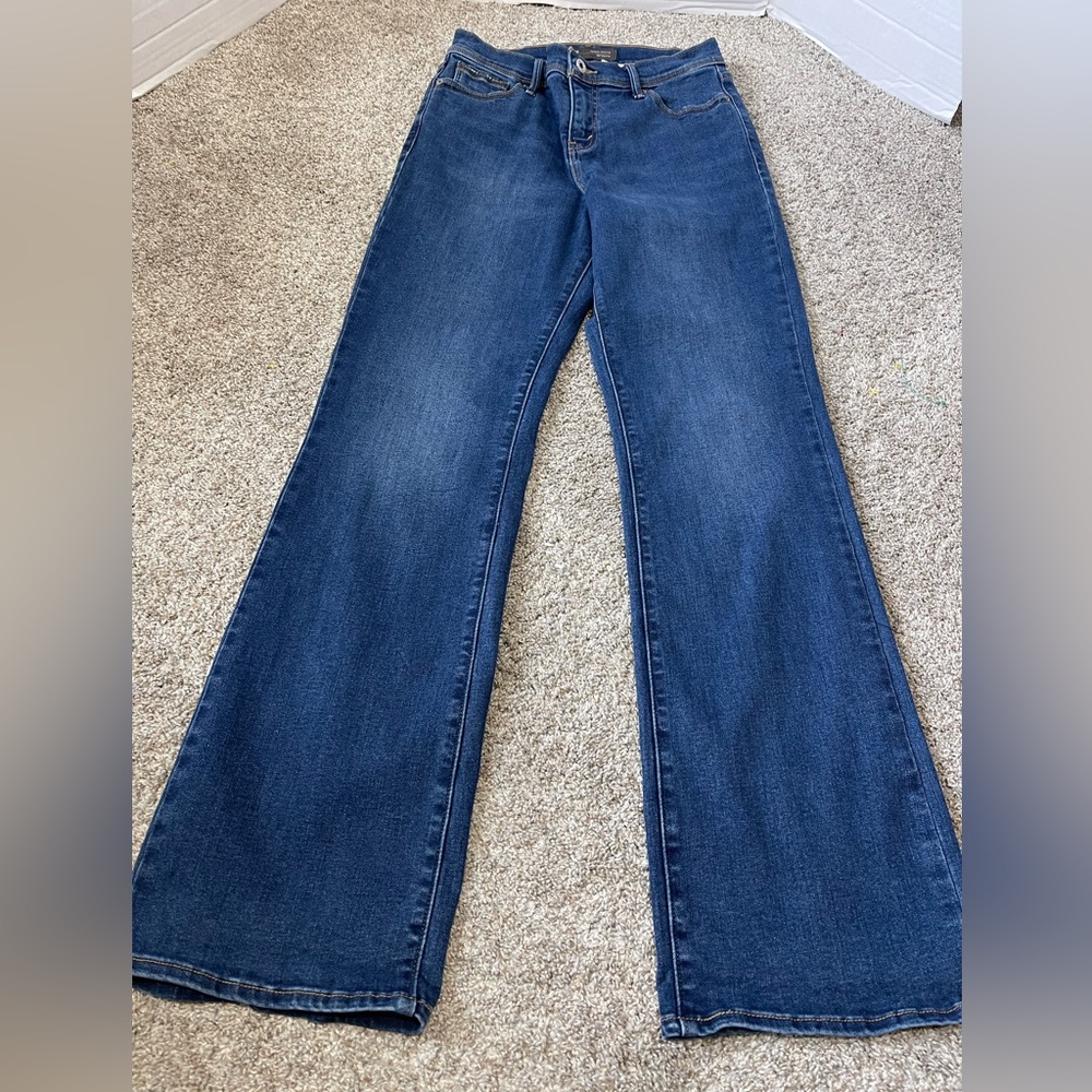 Women’s Levi’s 512 high-rise, perfectly slimming boot cut jeans with Stretch 6R